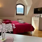 Apartamety I Goscinne Na Jaskolczej 빌라